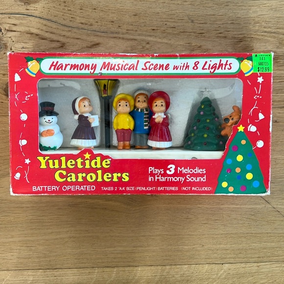 Vintage Yuletide Carolers Harmony musical scene with 8 Lights - Picture 1 of 2